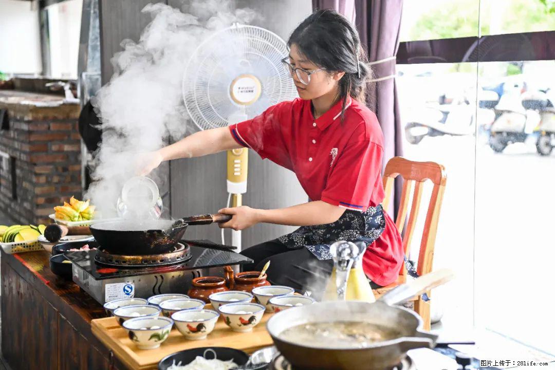 全网追的“扁担女孩”,找了一份暑假工,时薪12元 - 合肥生活资讯 - 合肥28生活网 hf.28life.com